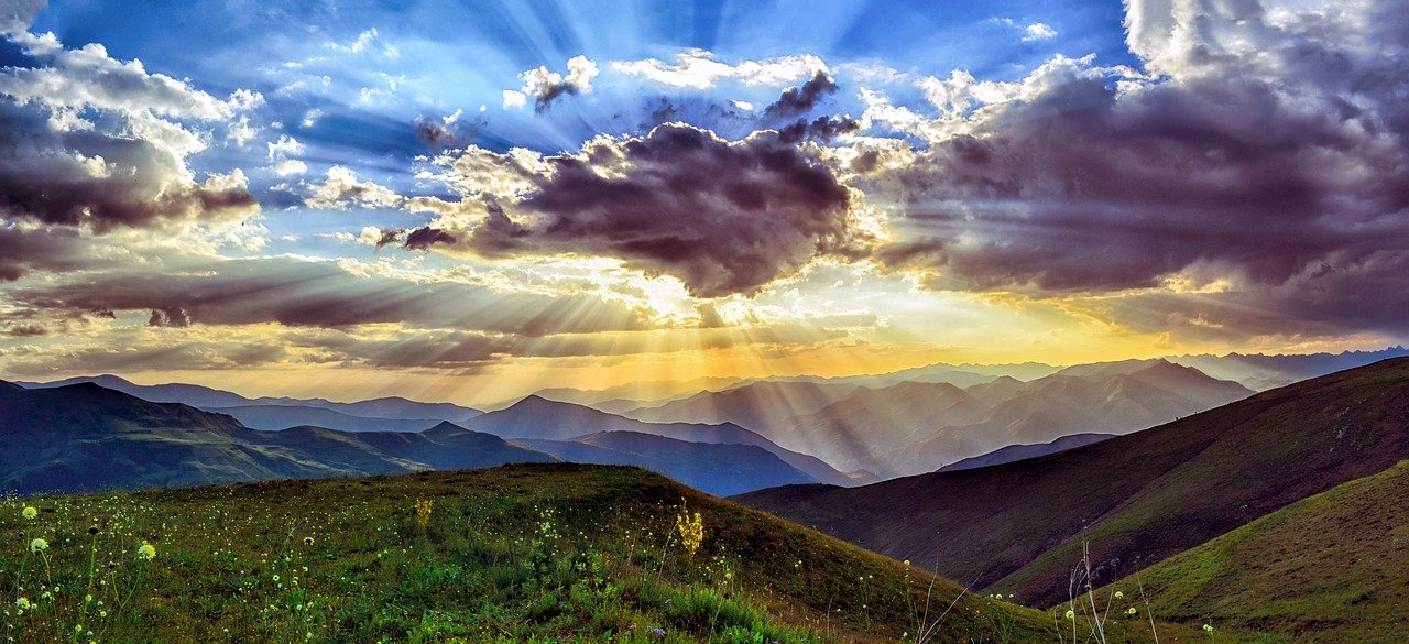 Landschaft mit Wolken und Sonnenschein